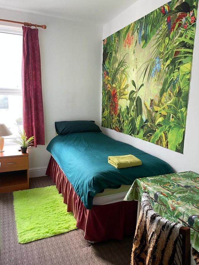 The Blue Moon Bed & Breakfast Blackpool Exterior photo