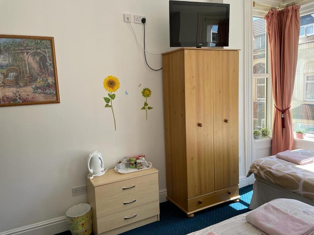 The Blue Moon Bed & Breakfast Blackpool Exterior photo
